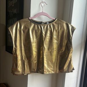 ***NWT** Uoozee Gold Metallic Top‎